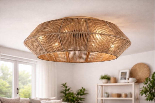 Lustre ventilateur en osier et rotin naturel avec éclairage intégré, design bohème chic, installé au plafond d’un intérieur chaleureux au style naturel et méditerranéen