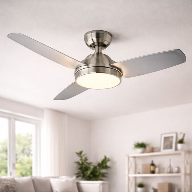 Lustre ventilateur moderne en finition métal brossé avec pales grises et éclairage LED intégré, installé dans un salon contemporain lumineux au design minimaliste